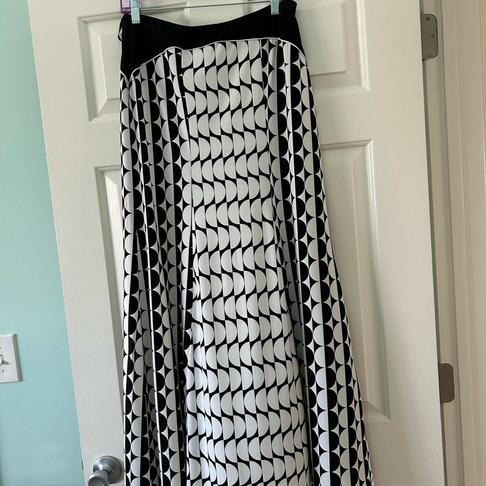 New York & Company Black and White Graphic Maxi Skirt